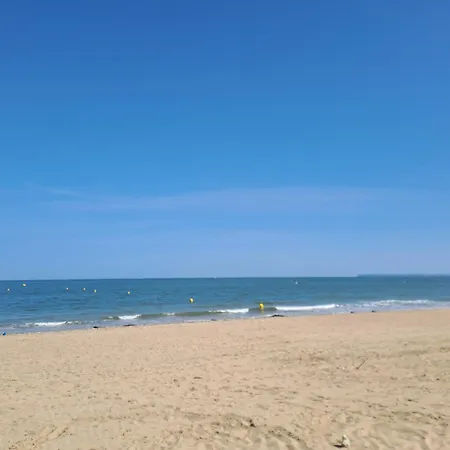 Holiday home Maison De Vacances, Piscine Et Jardin - A 5 Min En Voiture *